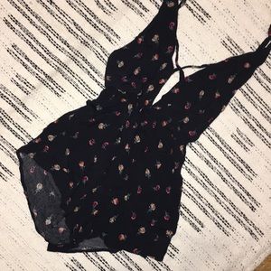 Fashion Nova S black floral romper🍓